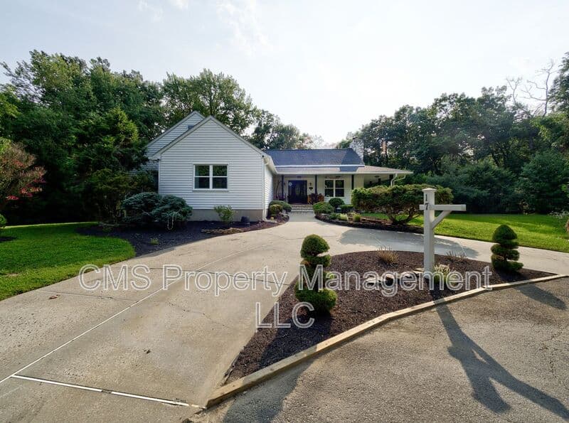 Morganville House: 17 Bauers Ln