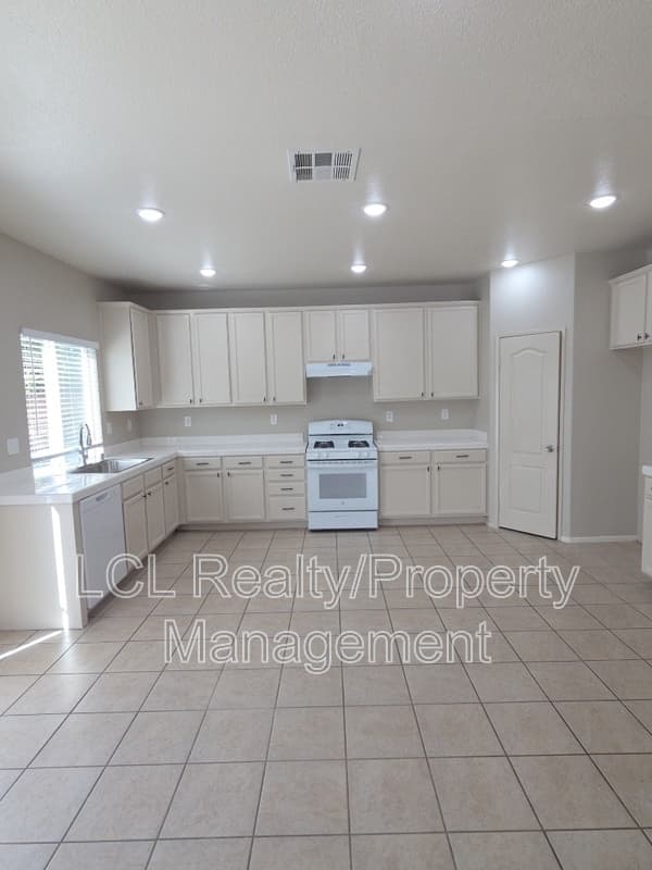 Eastvale House: 6563 Peridot Ct