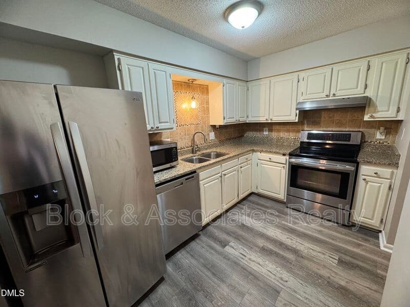 Raleigh House: 533 Pine Ridge Pl