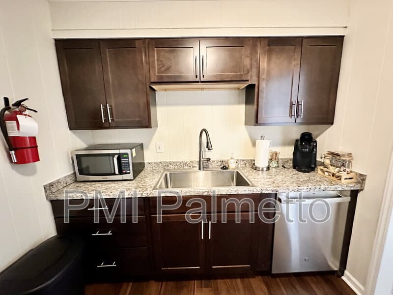 Columbia Condo: 2407 Duncan Street