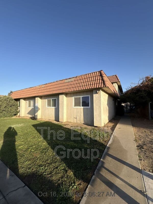 Visalia Condo: 816 West Murray Avenue