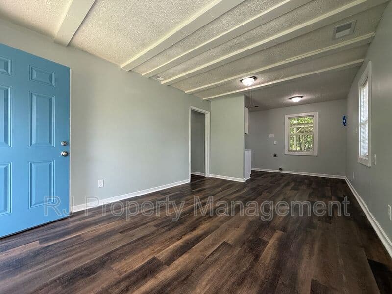 Memphis House: 332 Flynn Rd