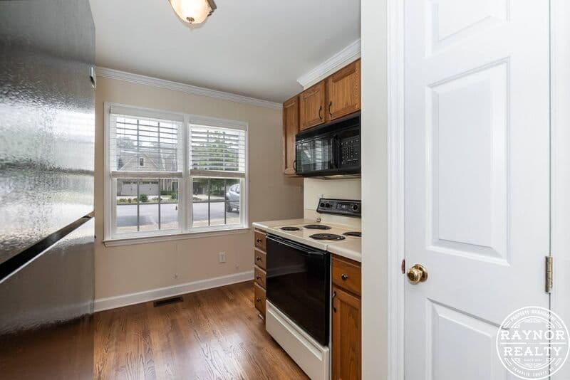 Wake Forest House: 1022 S Main St