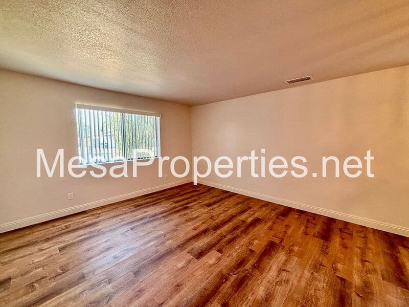 Victorville House: 13520 Oakmont Dr