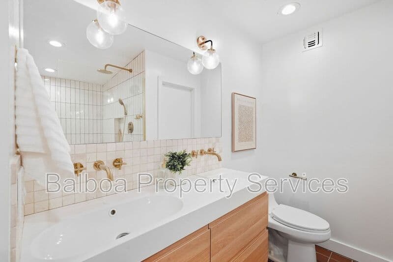 Gilbert House: 1 N Cottonwood Dr