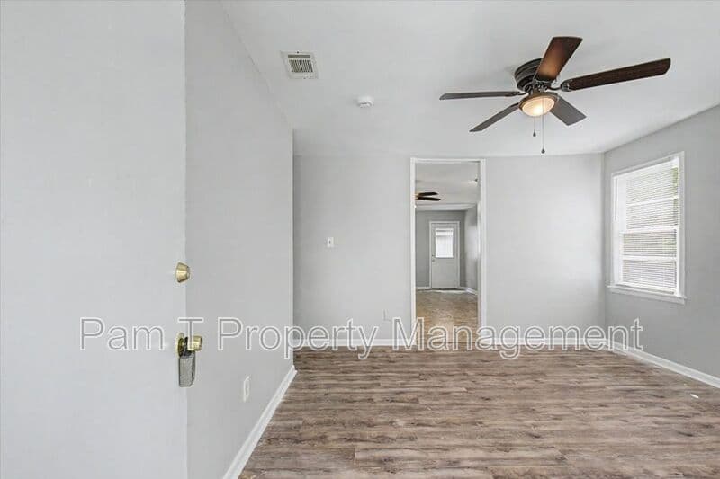 Savannah House: 2619-A Livingston Ave.