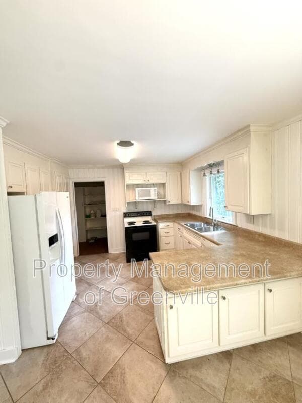 Taylors House: 205 W Lee Rd