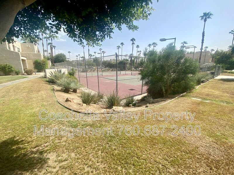 Palm Springs Condo: 5300 E Waverly Dr
