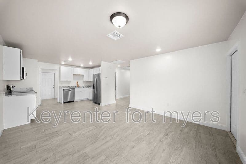 Fort Myers House: 2405 MAPLE AVE