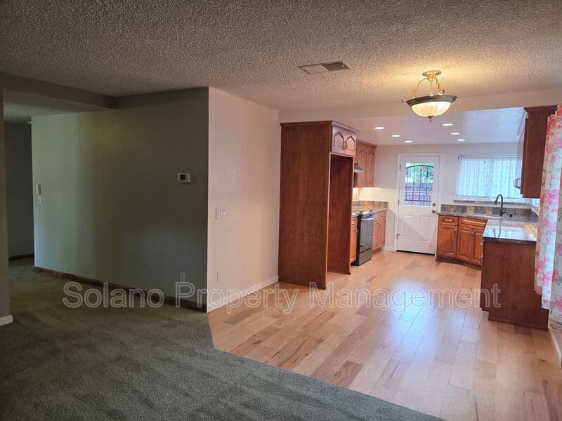 Fairfield House: 2827 Owens St