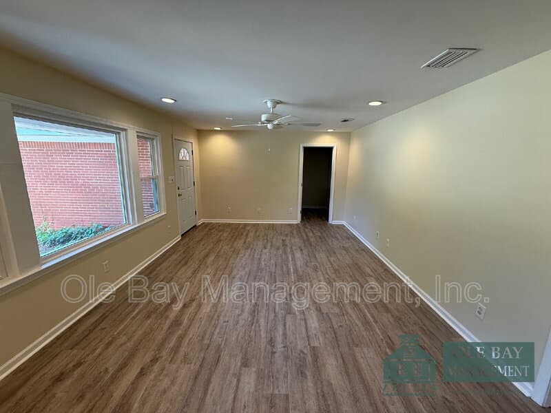 Mobile House: 5011 Highcrest Drive
