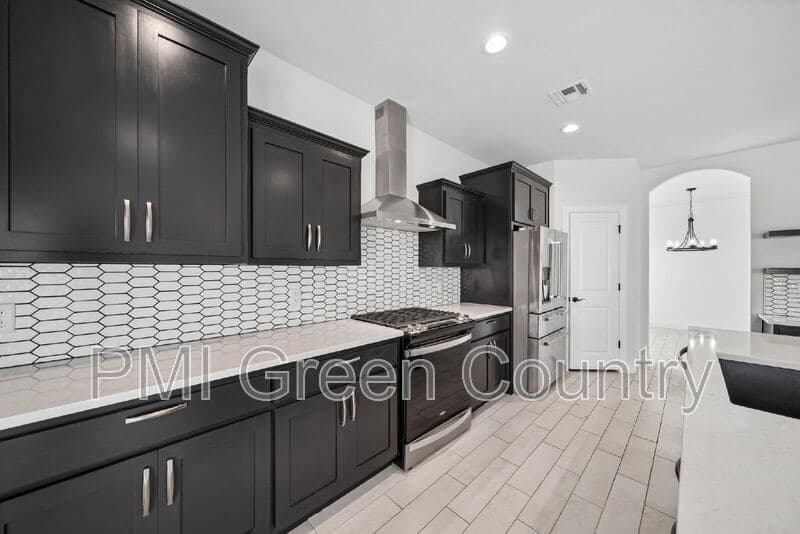Collinsville House: 11806 N 131st E Ave
