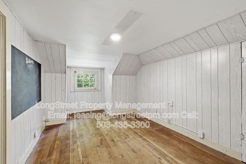Portland House: 2249 E Burnside St