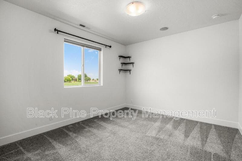 Kuna House: 2167 N Klemmer Ave