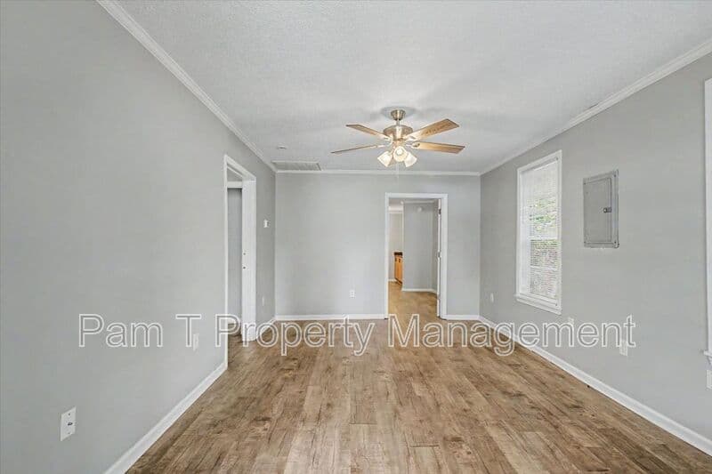 Savannah House: 212 W 58th St