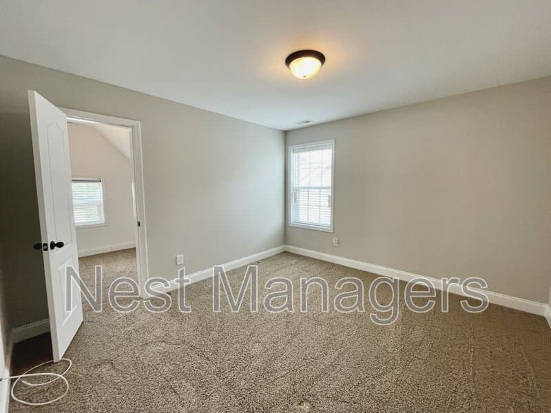Hope Mills House: 5849 Crepe Myrtle Drive