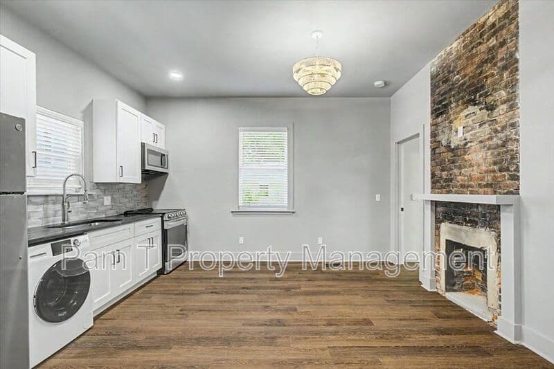 Savannah Condo: 638 E 37th St