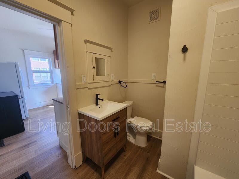 Lincoln House: 843 New Hampshire St
