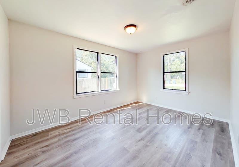 Jacksonville House: 768 Gardenia Ln