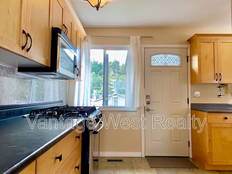 Kelowna House: 2677a Springfield Rd