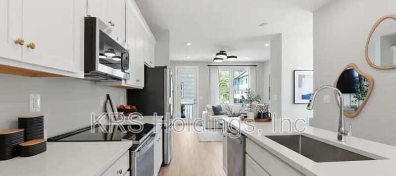 Woodbridge Townhome: 3738 District Dr.