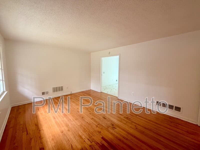 Columbia House: 1805 Carousel Cir