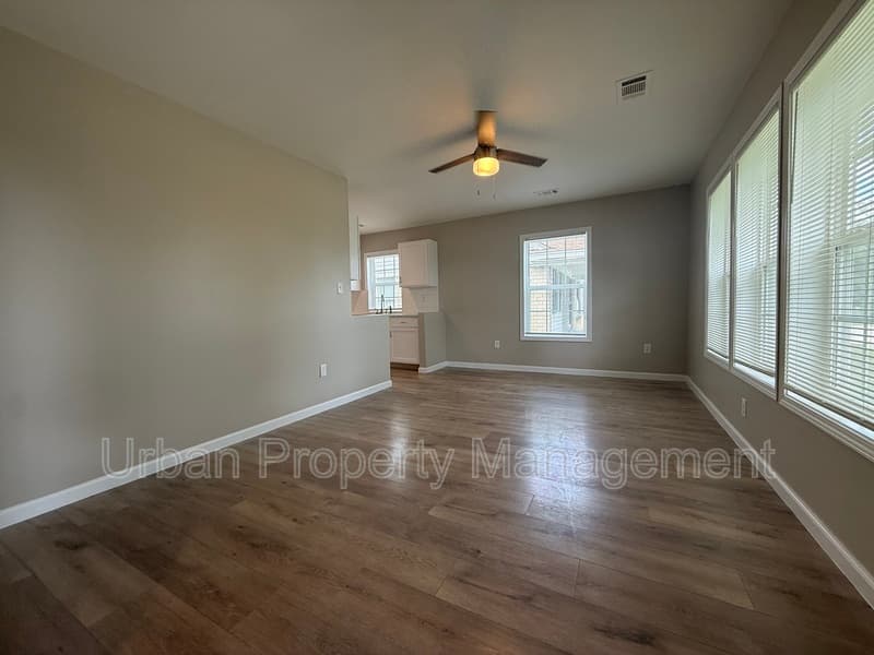 Memphis House: 86 W Dempster Ave