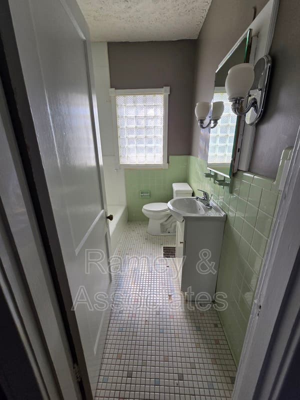 Louisville House: 3220 Grant Ave