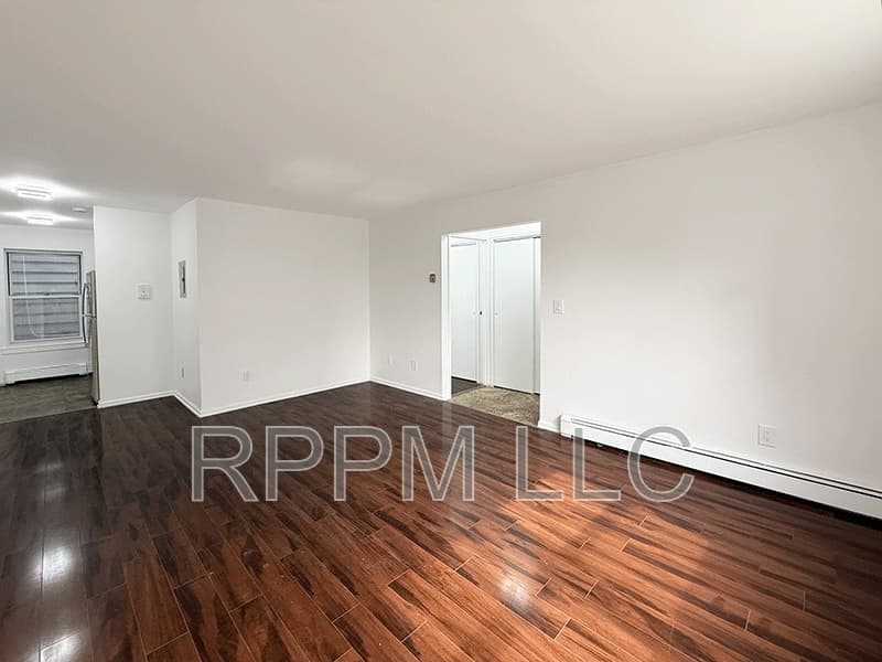 Belleville Condo: 19 Van Rensselear St APT 2