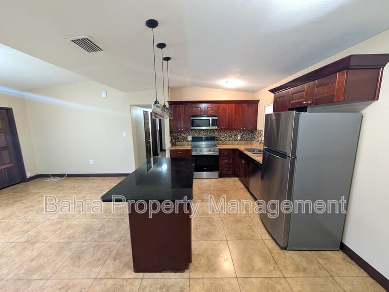 Tampa House: 2001 E Robson St