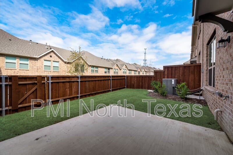 Little Elm House: 2709 Splendor Ln