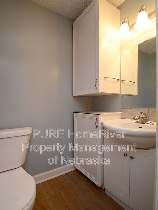 Omaha House: 2121 S 163rd Circle