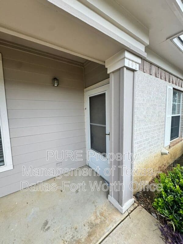 Grapevine Apartment: 400 Glade Road