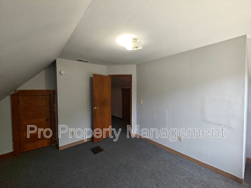 New Haven House: 1644 Chapel Street