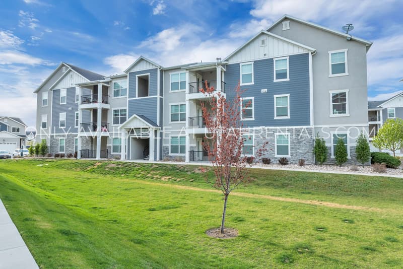 Vineyard Condo: 42 W Silver Springs Dr