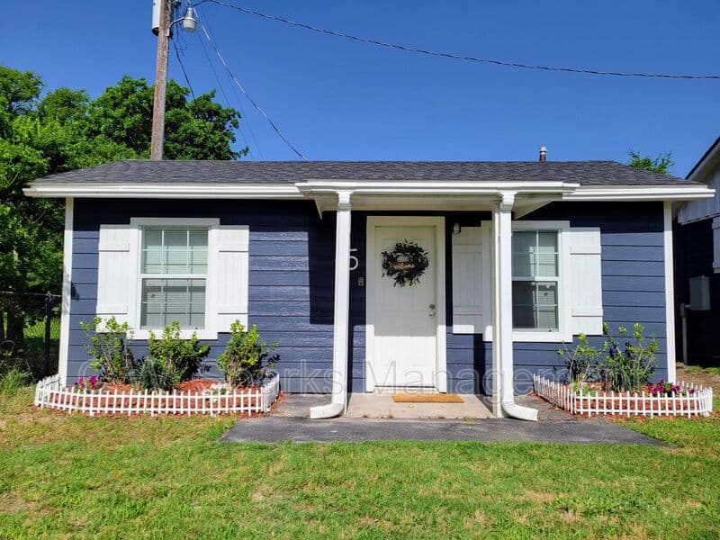 West Tawakoni House: 1901 E Hwy 276