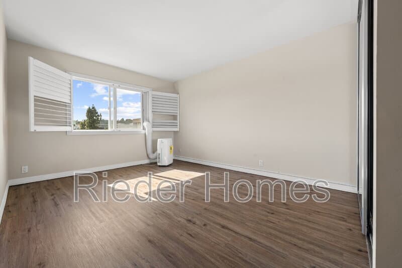 San Diego House: 6120 Decena Dr