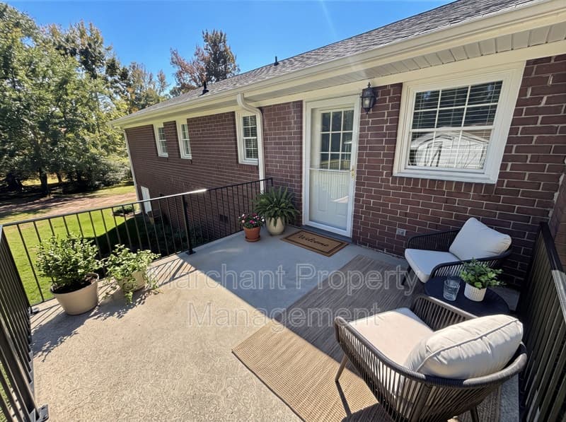 Travelers Rest House: 16 Farmington Trail