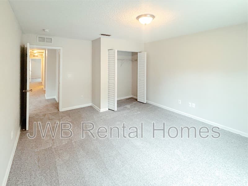 Jacksonville House: 2139 Sessions Ln