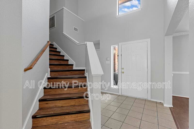Fort Worth House: 813 Jockey Club Lane