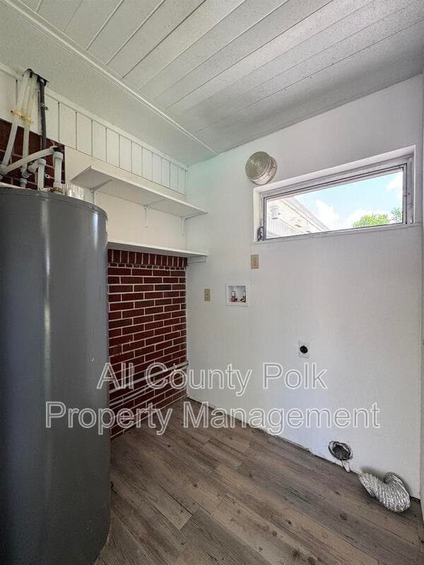 Bartow House: 2255 E Helen Cir