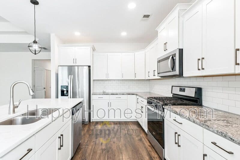 Summerville House: 585 Yellow Leaf Lane