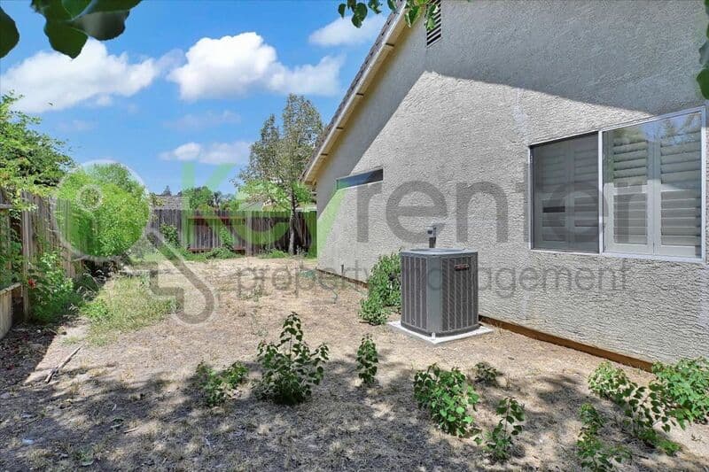 Sacramento House: 8428 Cassatt Way