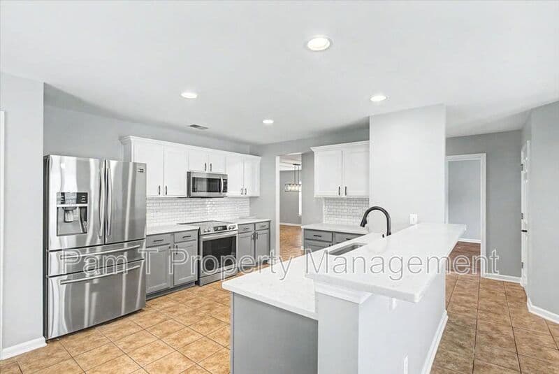Pooler House: 4 Bainbridge Way