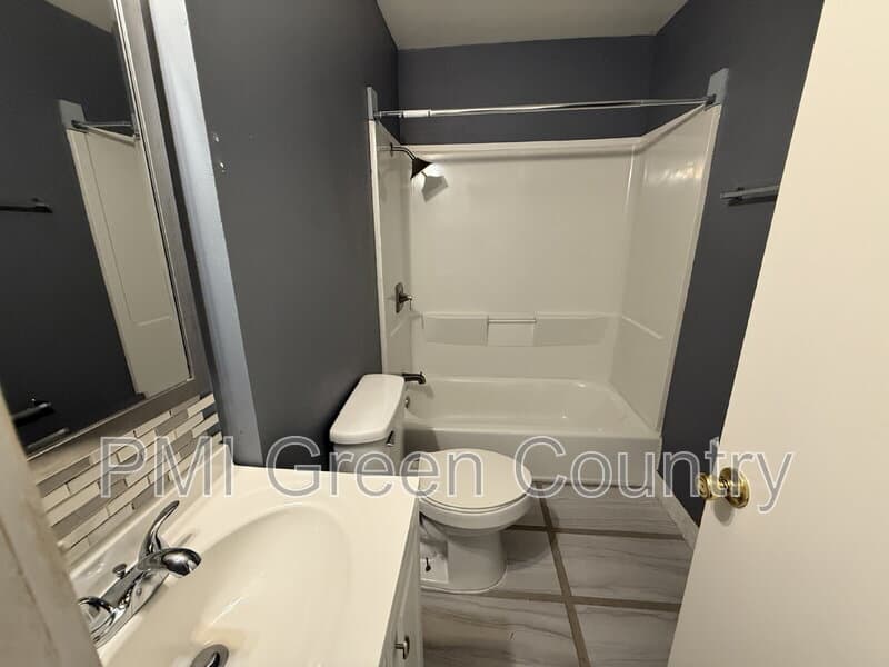 Tulsa House: 4547 E Young Ct