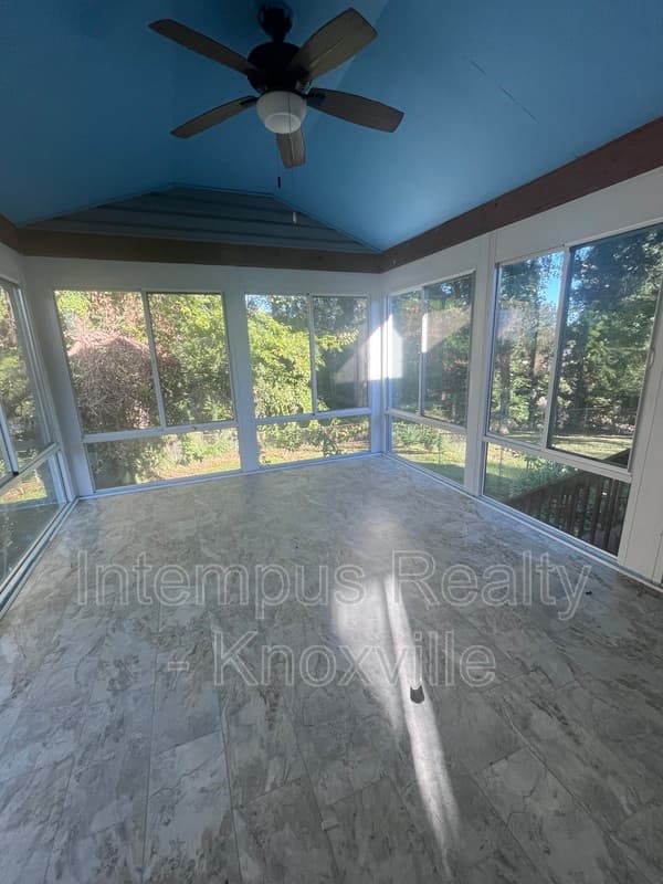 Knoxville House: 10917 Sonja Dr