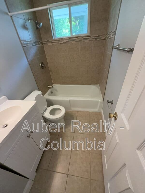 Columbia House: 1032 Lancaster St