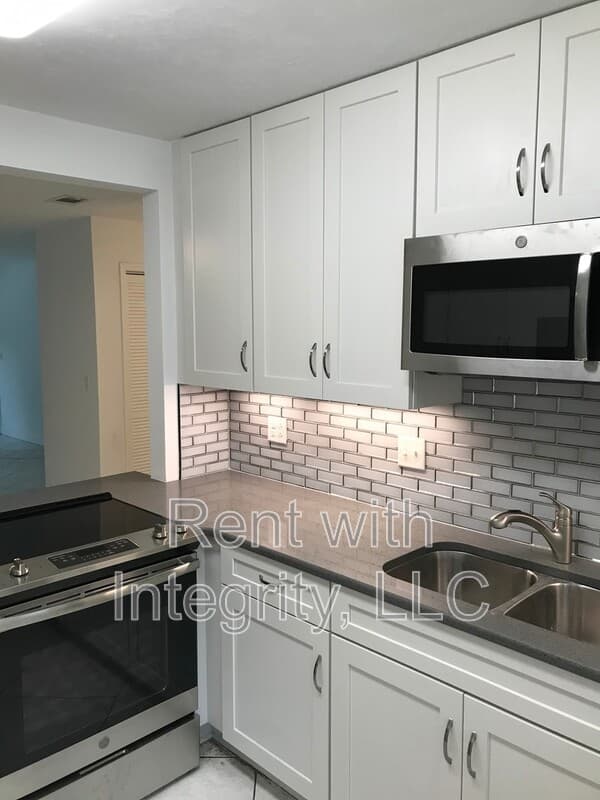 Tallahassee House: 1502-C Pullen Rd