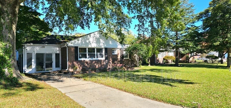 Hampton House: 4 Rhonda Circle
