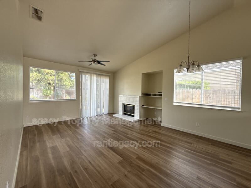 Roseville House: 403 Munden Ct